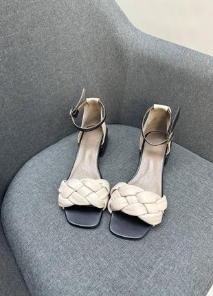 Бежеві шкіряні босоніжки на маленькому каблучку5 фото