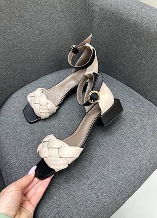 Бежеві шкіряні босоніжки на маленькому каблучку4 фото