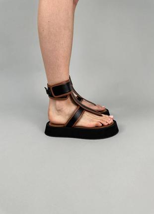 Стильні чорно-карамельні босоніжки на товстій підошві/платформі шкіряні/шкіра-жіноче взуття на літо