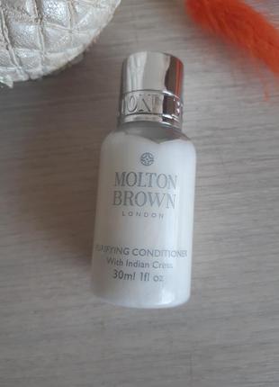 Кондиционер для стимуляции роста волос с экстрактом креп-салата
molton brown purifying conditioner with indian cress