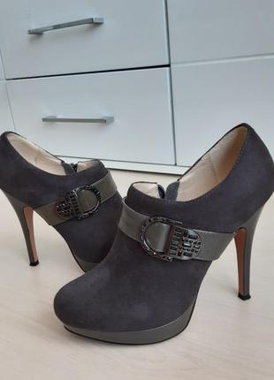 Замшевые туфли на каблуке серого цвета 37 размер4 фото