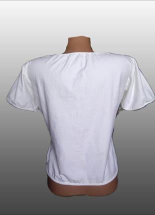 Базовая белая хлопковая футболка с короткими рукавами и интересным вырезом2 фото