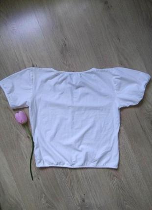 Базовая белая хлопковая футболка с короткими рукавами и интересным вырезом5 фото