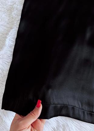 Стильное черное сатиновое платье h&m с воланом3 фото