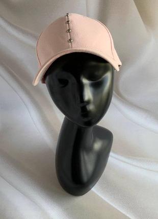 Жіноча кепка з заклепками рожева3 фото