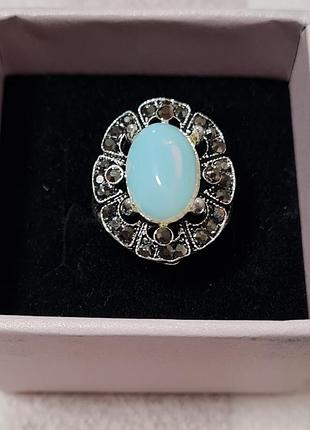 Кольцо с лунным камнем и марказитами.