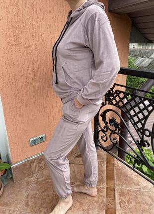 Бежевый велюровый костюм на замочке с капюшоном6 фото