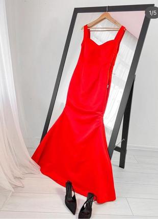 Красное платье с открытой спинкой