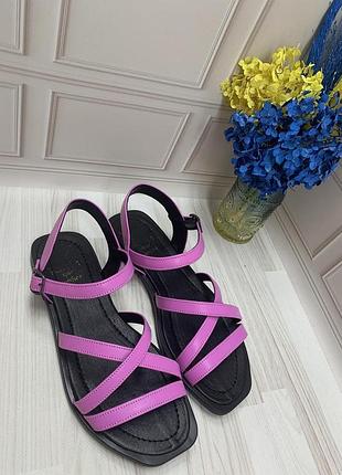 Шкіряні босоніжки рожевого кольору жіночі на низькому ходу