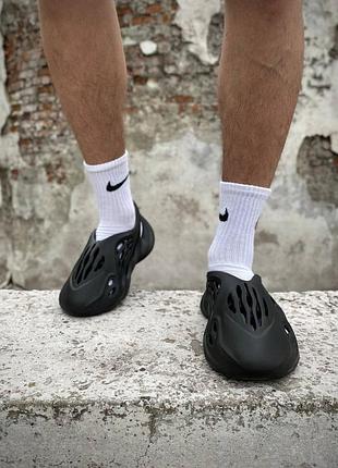 Мужские yeezy foam runner black (no logo) — цена 940 грн в
