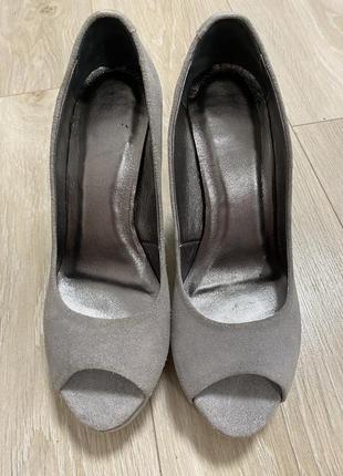 Кожаные босоножки серого цвета на каблуке