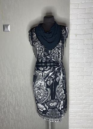 Дизайнерское трикотажное платье с имитацией платинки с бахромой desigual, m-l