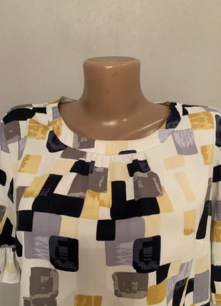 Стильная блузка в ярком принте2 фото