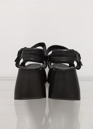 Жіночі чорні шкіряні босоніжки на високій платформі7 фото