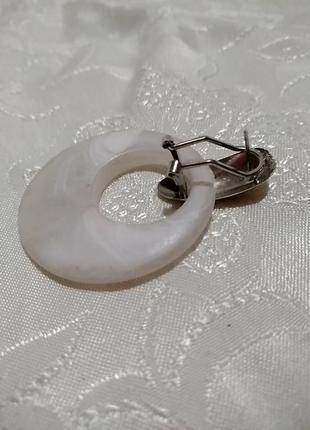 Одиночная серьга, кольцо, пластик3 фото