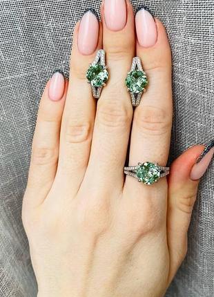 Серебряные серьги с зеленым кварцем и фианитом 089-6410