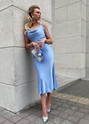Блакитна жіноча однотонна легка сукня-міді, що облягає по фігурі з шовку на тонких бретелях