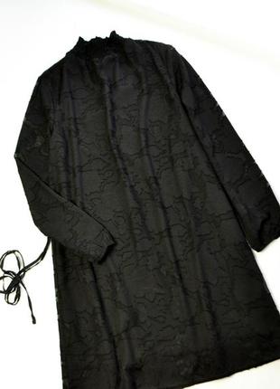 Стильное черное платье с длинным рукавом и высоким воротом и принтом3 фото