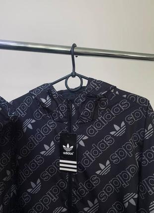 Ветровка adidas из водоотталкивающей ткани в монограмм черная с белым практичная с лого4 фото