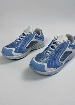Голубые кроссовки с серебряными вставками
