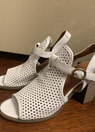 Белые босоножки,кожаные босоножки на каблуке,кожаные туфли ,туфли в сеточку4 фото