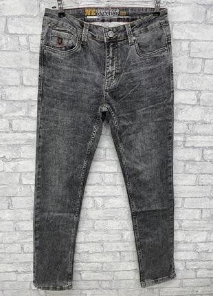Мужские серые брюки джинсы приужены к низу