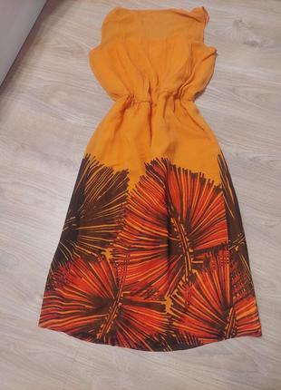 Яркое оранжевое платье миди с тропическим принтом1 фото