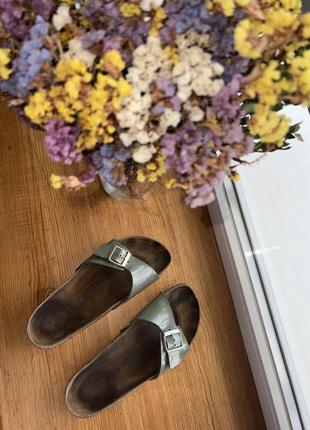 Оливкові шльопанці шльопки birkenstock тапки