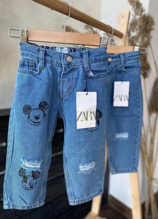 Класні джинси синього кольору з потертостями та принтом міккі