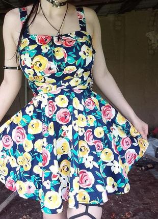 Яркое кокетливое платье короткое летнее платье цветы платье пышный низ1 фото