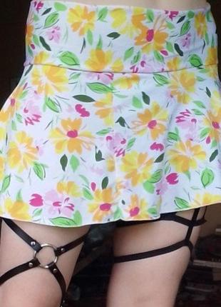 Короткая яркая юбка летняя юбка на завязках короткий топ цветы