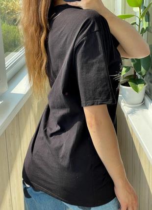 Удлиненная черная футболка с рваностями2 фото