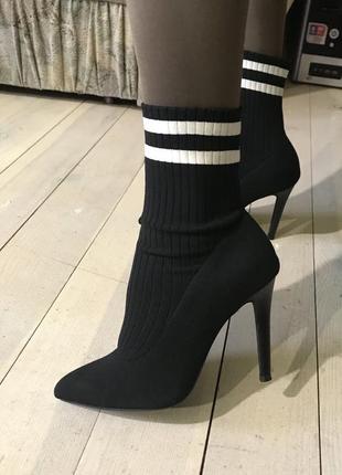 Стильні ботінки чулки