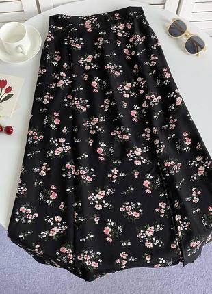 Стильная юбка в трендовой цветочной расцветке с разрезами