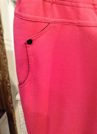 Трикотажные спортивные штаны темно малинового цвета.3 фото