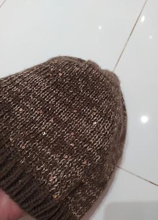 Красивая коричневая шапка с паетками3 фото
