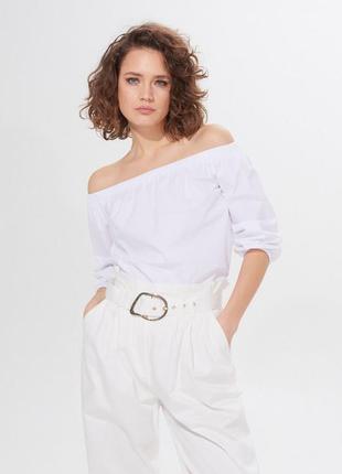 Блуза біла з відкритими плечами на резинці1 фото