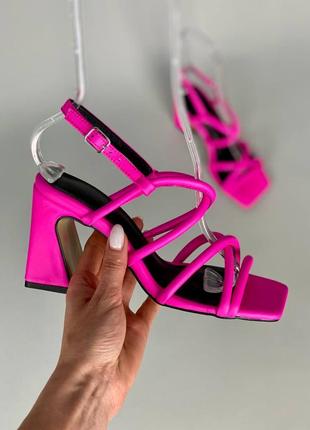 Стильные босоножки цвета фуксия женские на каблуке кожаные/кожа- женская обувь на лето7 фото