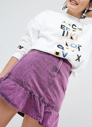 Крутая короткая джинсовая юбка с воланом3 фото