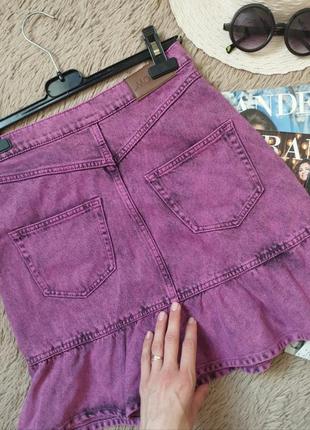 Крутая короткая джинсовая юбка с воланом7 фото