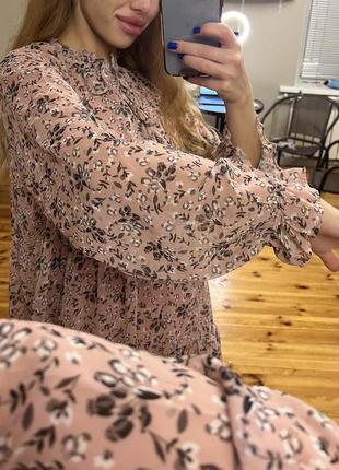 Нежное розовое платье в цветочный принт сарафан