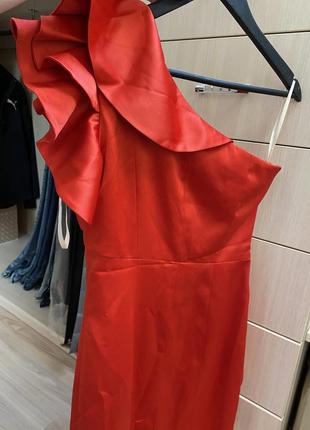 Червона елегантна сукня
