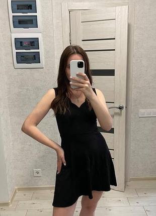 Маленька чорна сукня
