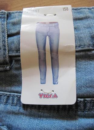 .новые стрейч. джинсы со звездочками " yigga" на рост 158 см. коттон 98%
