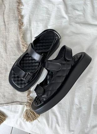 Натуральные кожаные черные стеганые босоножки на липучках на квадратной подошве 39р.1 фото