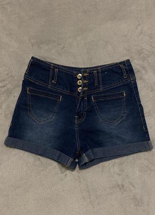 Короткие джинсовые шорты с карманами спереди и сзади1 фото