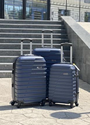 Середня валіза ,на 70 л  ,якісна валіза по низькій ціні ,пластик ,4 колеса ,дорожня сумка ,чемодан ,ручна поклажа ,великий