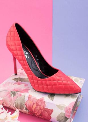 Женские красные туфли на каблуке2 фото