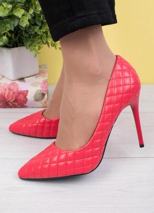 Женские красные туфли на каблуке3 фото