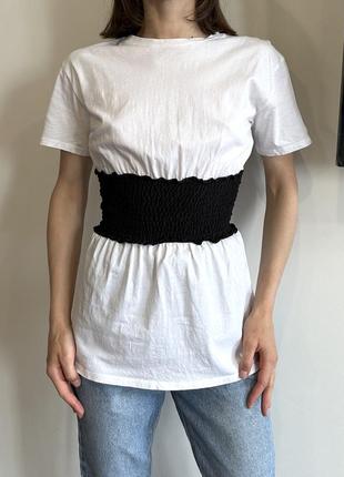 Zara базова бавовняна біла футболка з чорним поясом